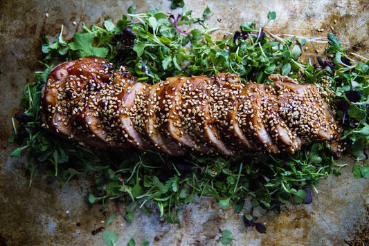 Lomo de cerdo con soya, maple y sésamo