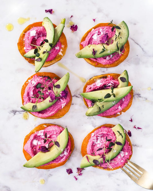 Batata con hummus rosado y aguacate