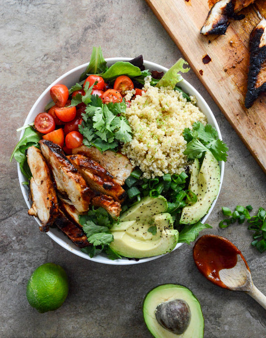 Bowls de pollo con miel y chipotle con quinoa de lima