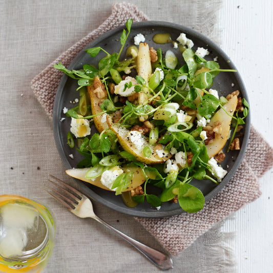 Ensalada de berro con pera, nueces y roquefort