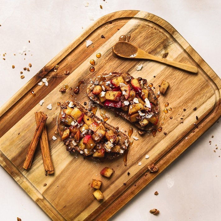 Tostada de mantequilla de almendras y manzana frita