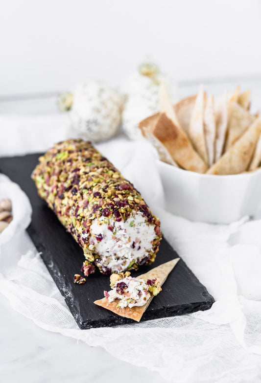 Rollo de queso con cranberries, pistachos, tocino y miel