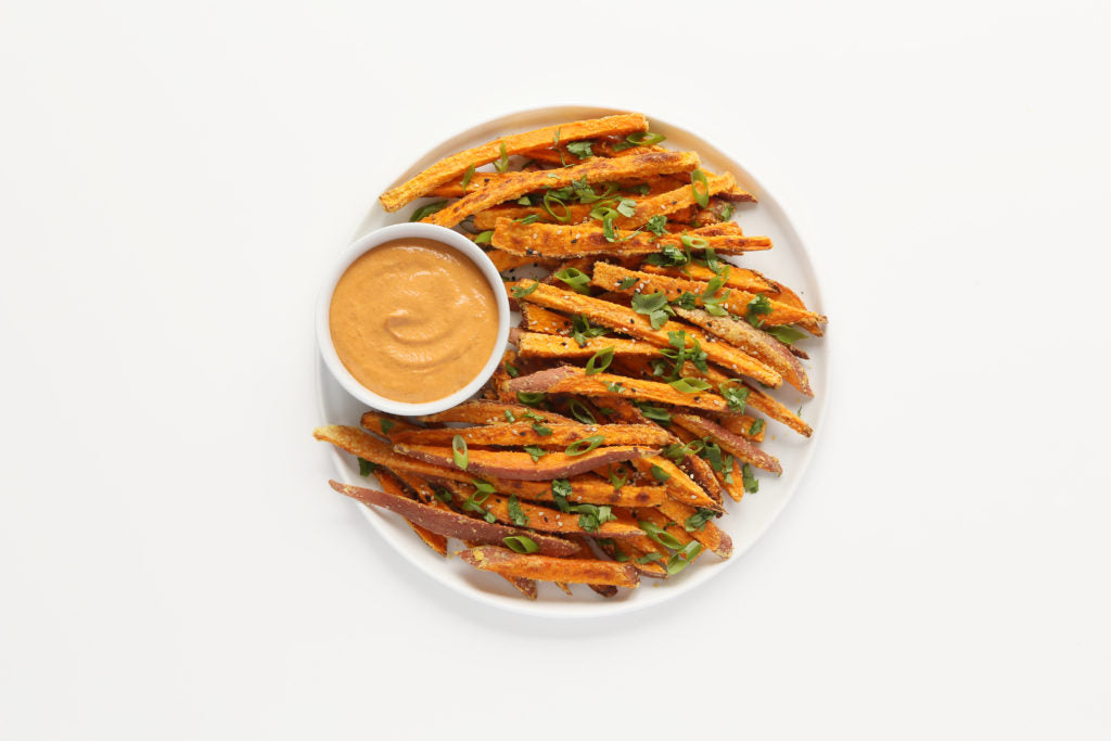 Batatas fritas con salsa de mantequilla de almendras picante