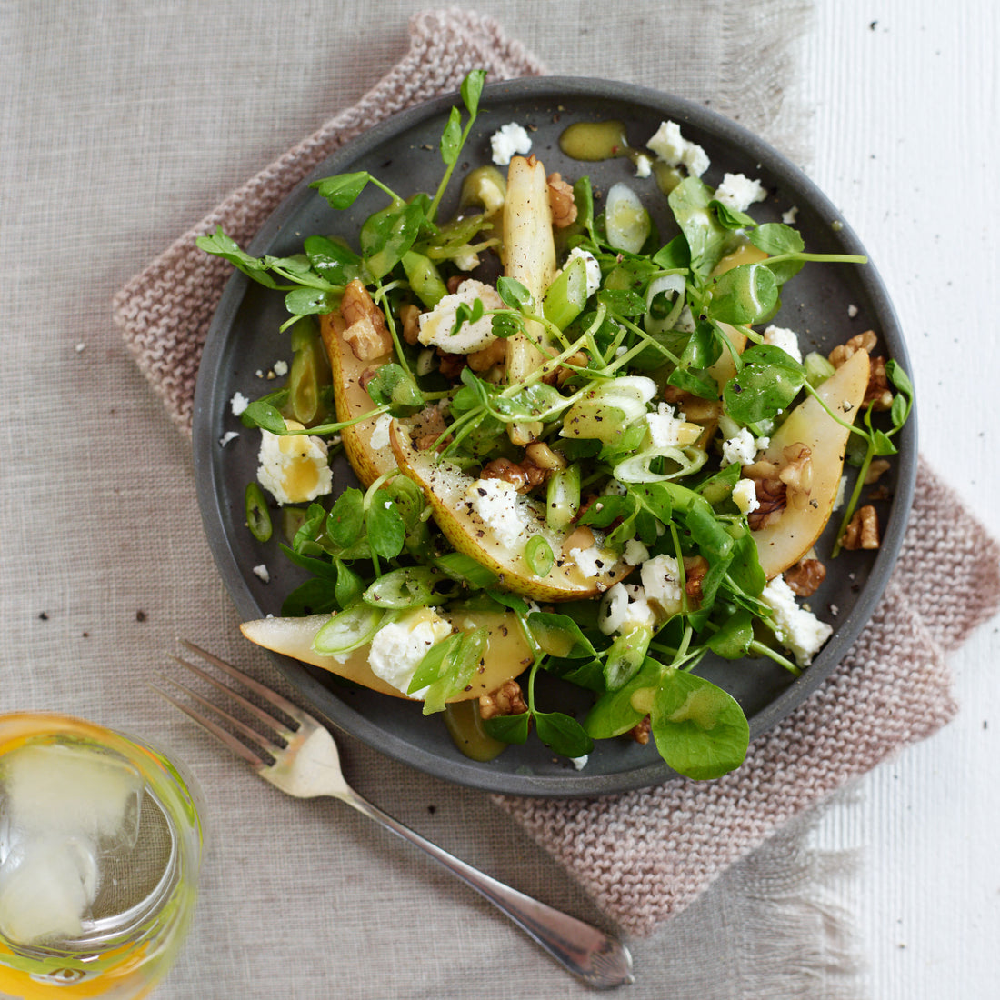Ensalada de berro con pera, nueces y roquefort