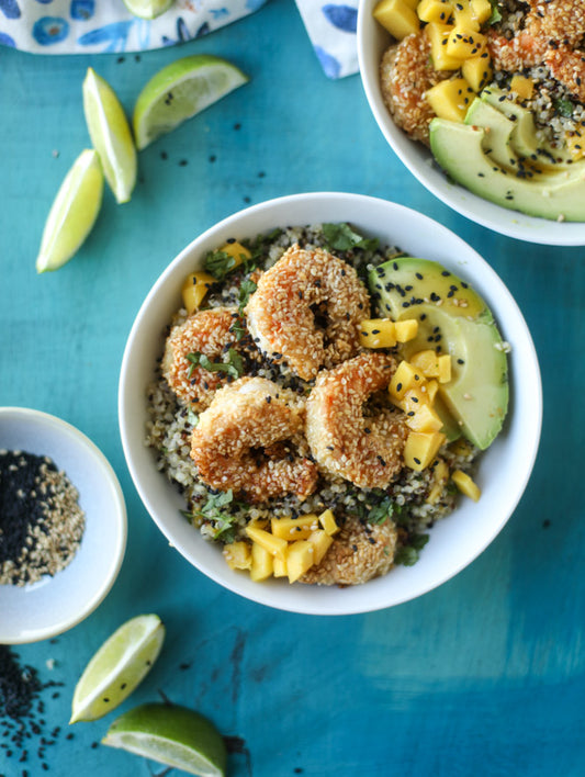 Camarón en costra de ajonjolí y quinoa de mango